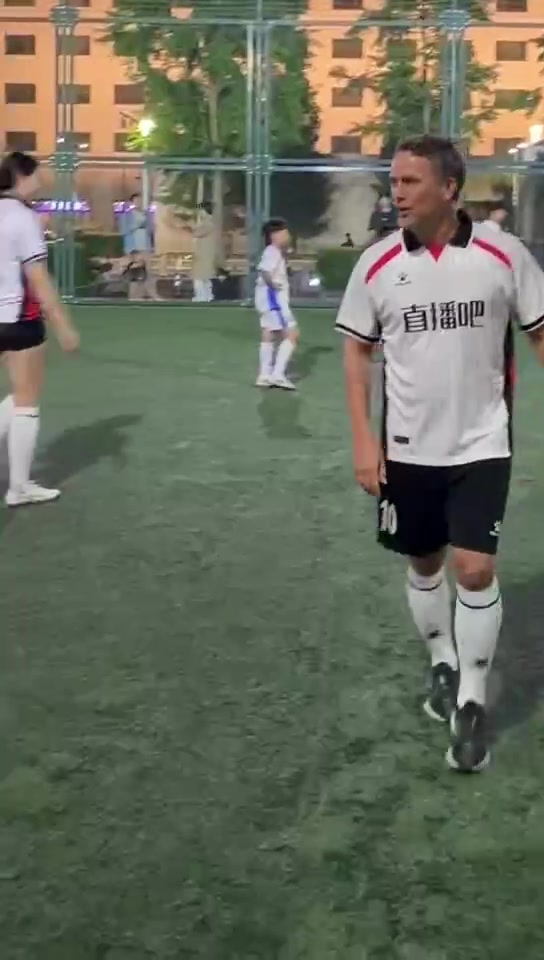 乐鱼体育-欧文亮相直播吧球友会🤩身披直播吧球衣与中国少年、从业者切磋